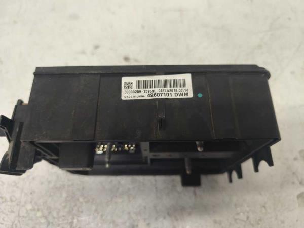 BOITE A FUSIBLE OPEL - Vue 3